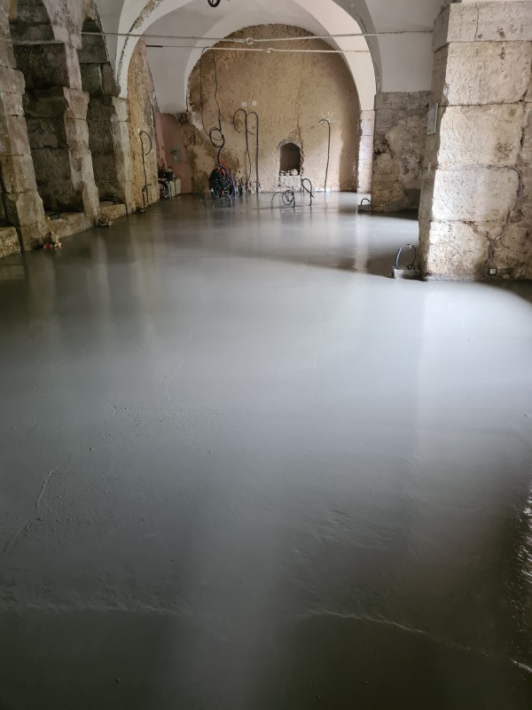 coulage béton d'une dalle de 100 m2 dans une chapelle vers Roquebrune-sur-Argens 