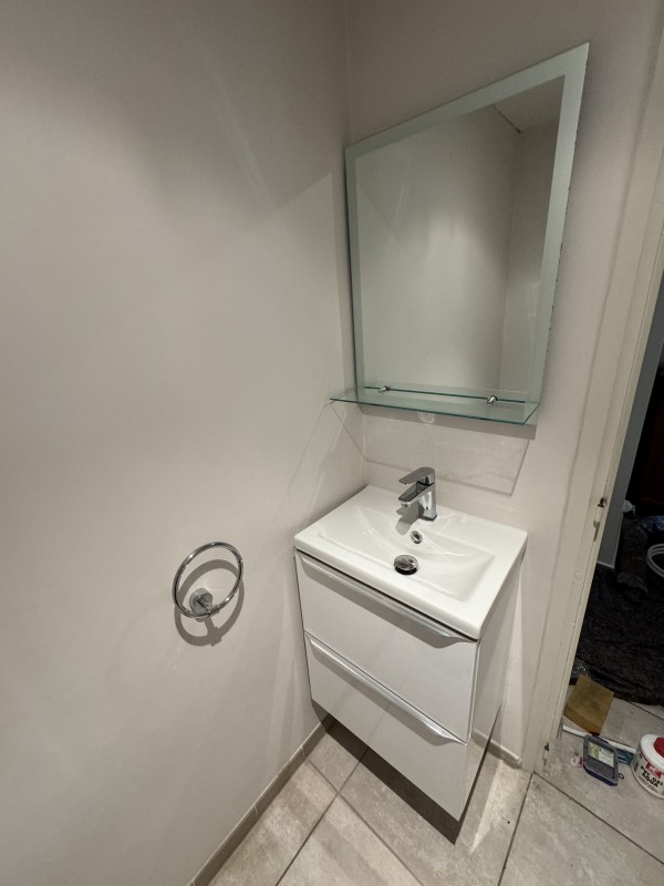 installation d'un meuble vasque avec miroir à Saint-Raphaël près de Fréjus