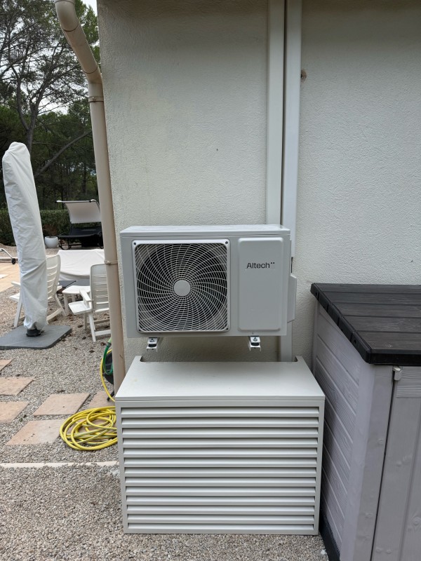 unité extérieure de climatisation ALTECH bisplit installée sur une façade vers Roquebrune-sur-Argens (83520)