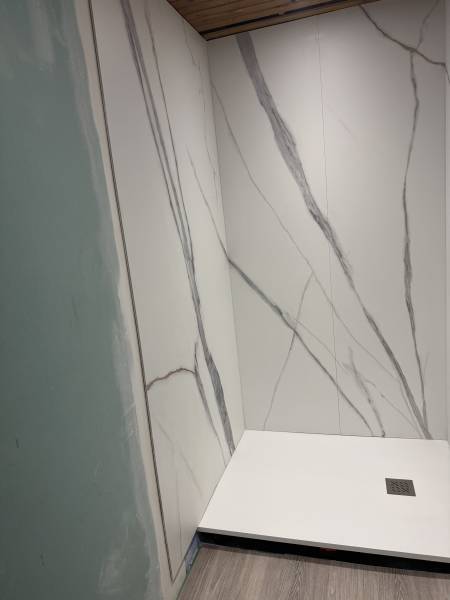plombier pour la pose d'une plaque de douche effet marbre saint raphael frejus