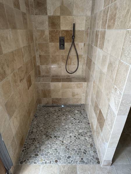 renovation douche a italienne carrelage travertin et barre de douche mat noir sainte maxime 83