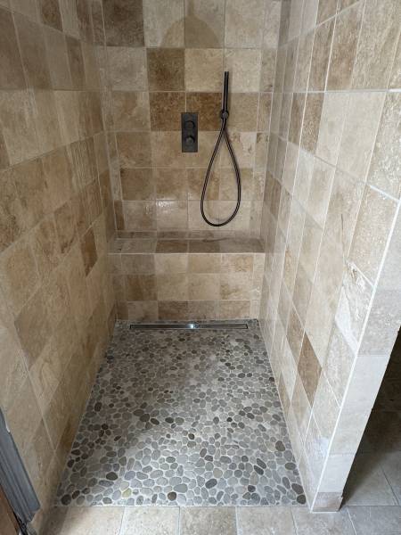 creation douche italienne carrelage travertin barre douche noire mat cristina frejus saint raphael var