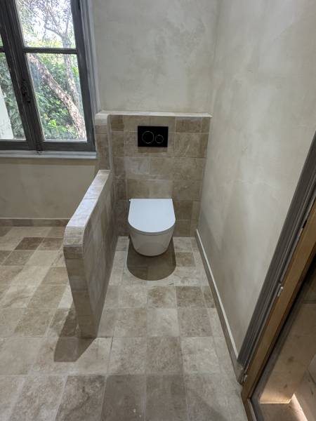 artisan plombier renovation wc suspendu moderne frejus 8300