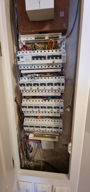 Recherche de panne et réparation de tableau électrique en urgence par notre électricien qualifié sur Fréjus Saint-Raphaël